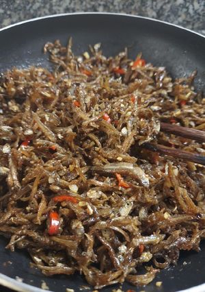 Hình của món Cá cơm rim ăn chơi.