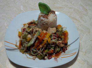 Una foto de Chop suey de pollo y verduras 