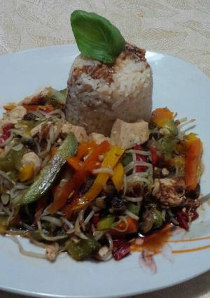 Una foto de Chop suey de pollo y verduras 