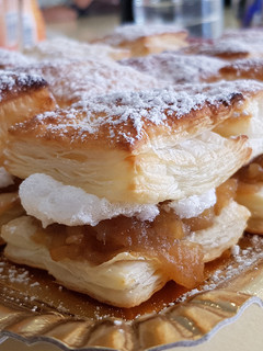 Una foto de Cuadraditos de Hojaldre Rellenos de Compota de Manzana y Merengue Suizo