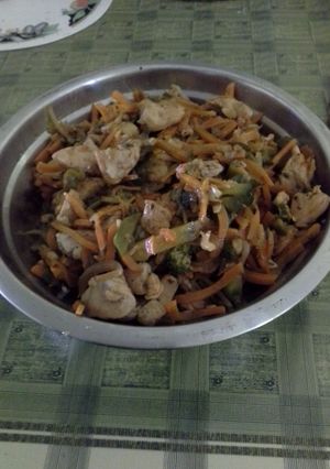 Una foto de Pollo con vegetales estilo oriental