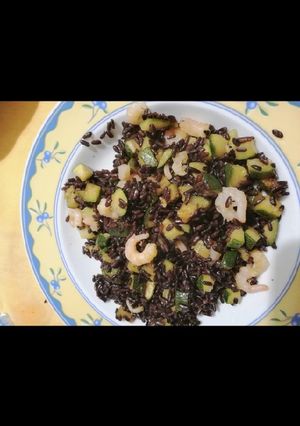 Foto di Riso venere con zucchine e gamberetti