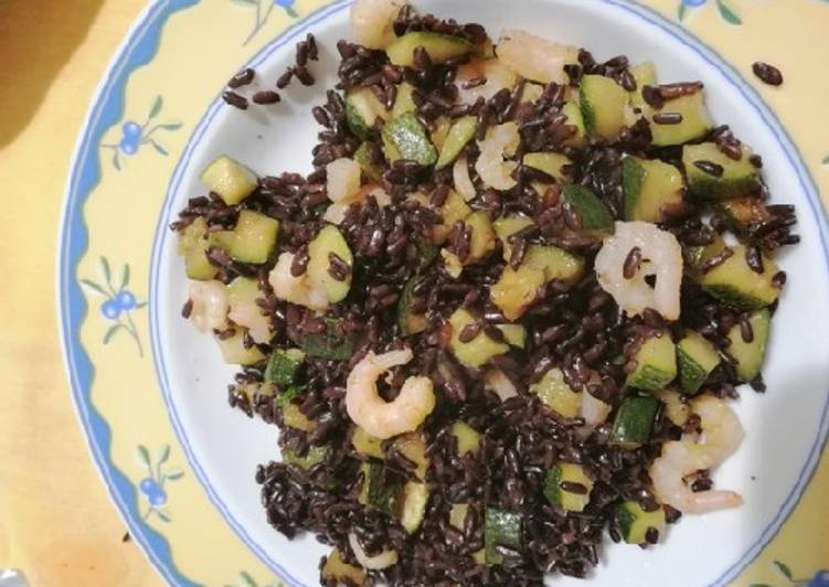 Riso venere con zucchine e gamberetti