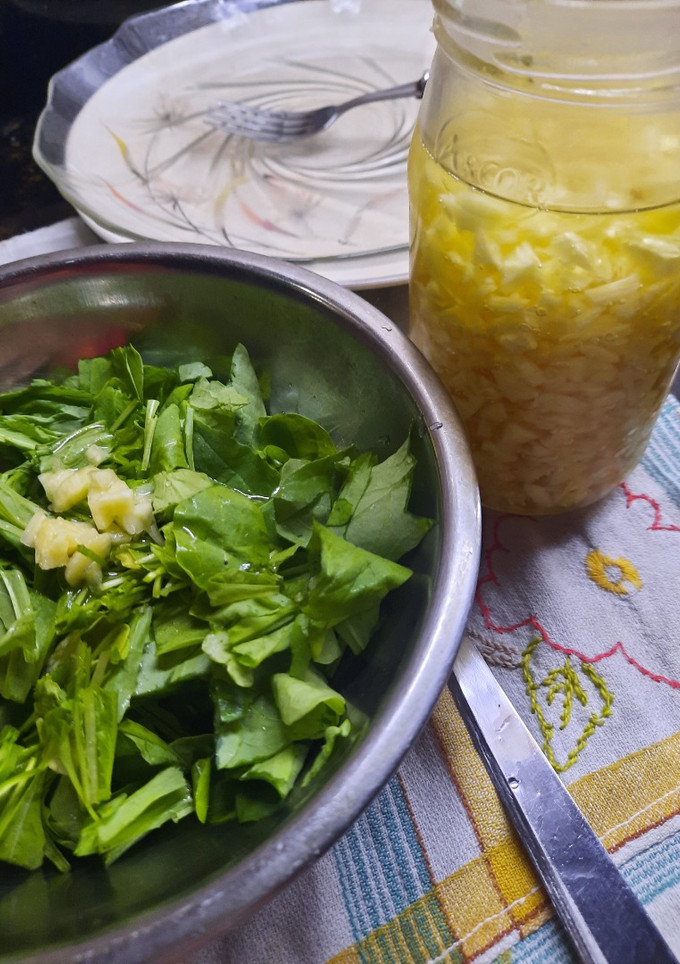 Una foto de Rúcula con ajo picado