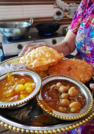A picture of Khasta chole.