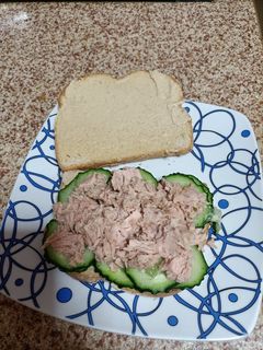 Una foto de Sándwich ligero de atún y pepino