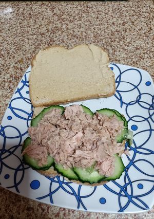 Una foto de Sándwich ligero de atún y pepino