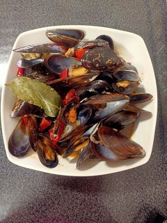 Una foto de Mejillones en salsa de pimientos rojos y pimentón