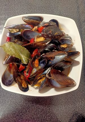 Una foto de Mejillones en salsa de pimientos rojos y pimentón