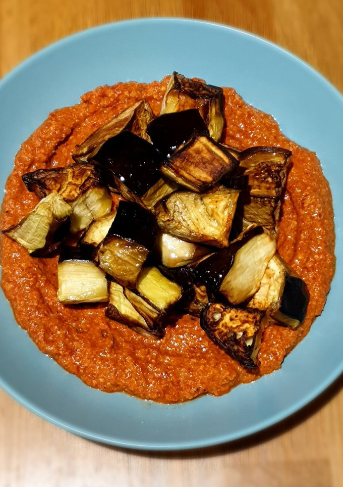 Una foto de Berenjenas con muhammara