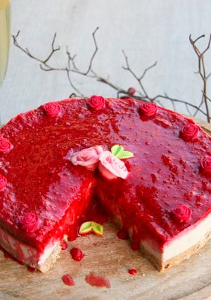 Une photo de No-cheese cake à la noix de coco et framboise