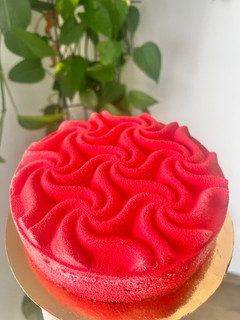 Fehércsokis-zellerpürés mousse torta gyümölcsbetéttel, pisztáciás ropogós piskótával recept fotója