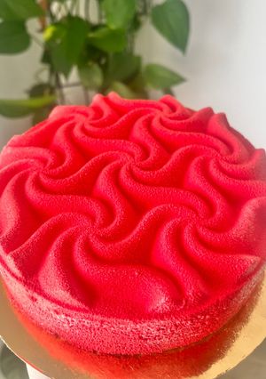 Fehércsokis-zellerpürés mousse torta gyümölcsbetéttel, pisztáciás ropogós piskótával recept fotója