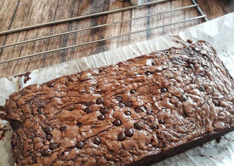 Langkah Mudah untuk Menyiapkan Fudgy Chewy Brownies Shiny Crust Anti Gagal