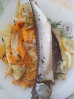 Una foto de Caballa con verduras en papillote
