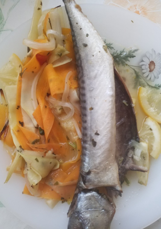 Una foto de Caballa con verduras en papillote