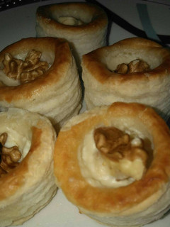 Una foto de Volovanes de yogur y nueces