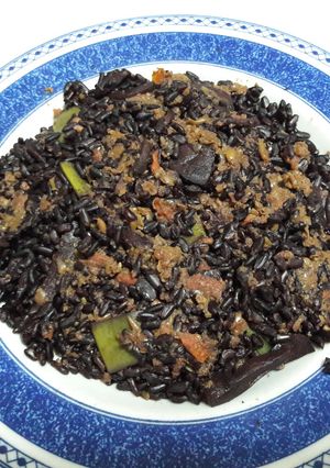 Una foto de Arroz negro vegano