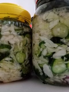 O poză a rețetei Salată de varză cu castraveți pentru iarnă.