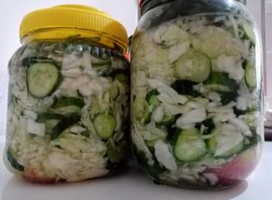 O poză a rețetei Salată de varză cu castraveți pentru iarnă.