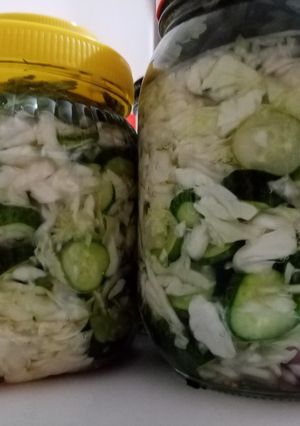 O poză a rețetei Salată de varză cu castraveți pentru iarnă.