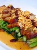 คะน้าน้ำมันหอยหมูกรอบ