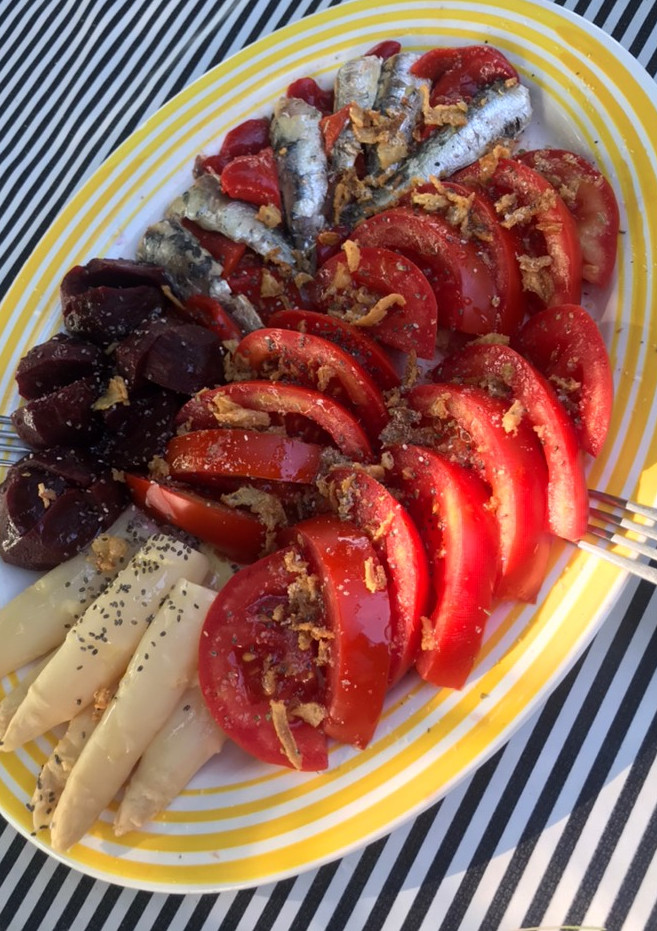 Una foto de Ensalada completísima, con Vidalim, chia y cebolla frita