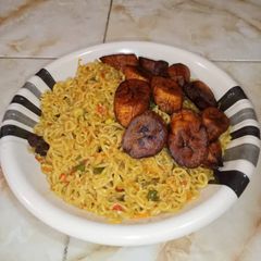 A picture of Indomie and fried plantain.