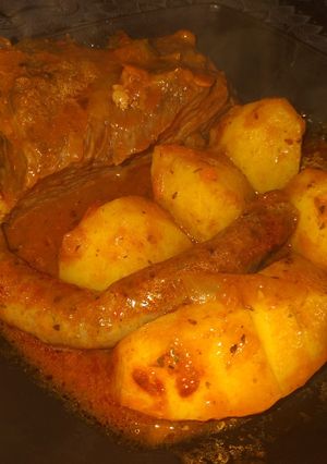 Una foto de Estofado casero de carne y salchicha