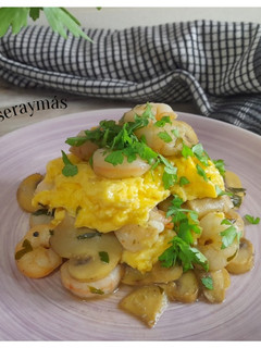 Una foto de Huevos revueltos con setas y langostinos