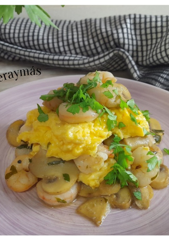 Una foto de Huevos revueltos con setas y langostinos