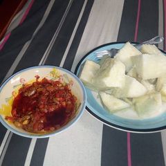 A picture of Boiled yam with palmoil sauce.