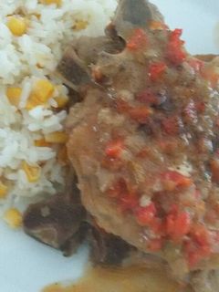 Una foto de Osobuco de cerdo con salsa italiana