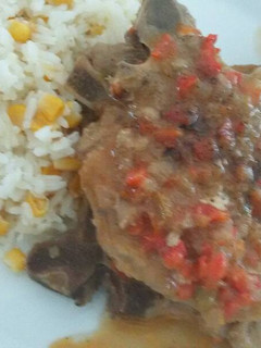 Una foto de Osobuco de cerdo con salsa italiana