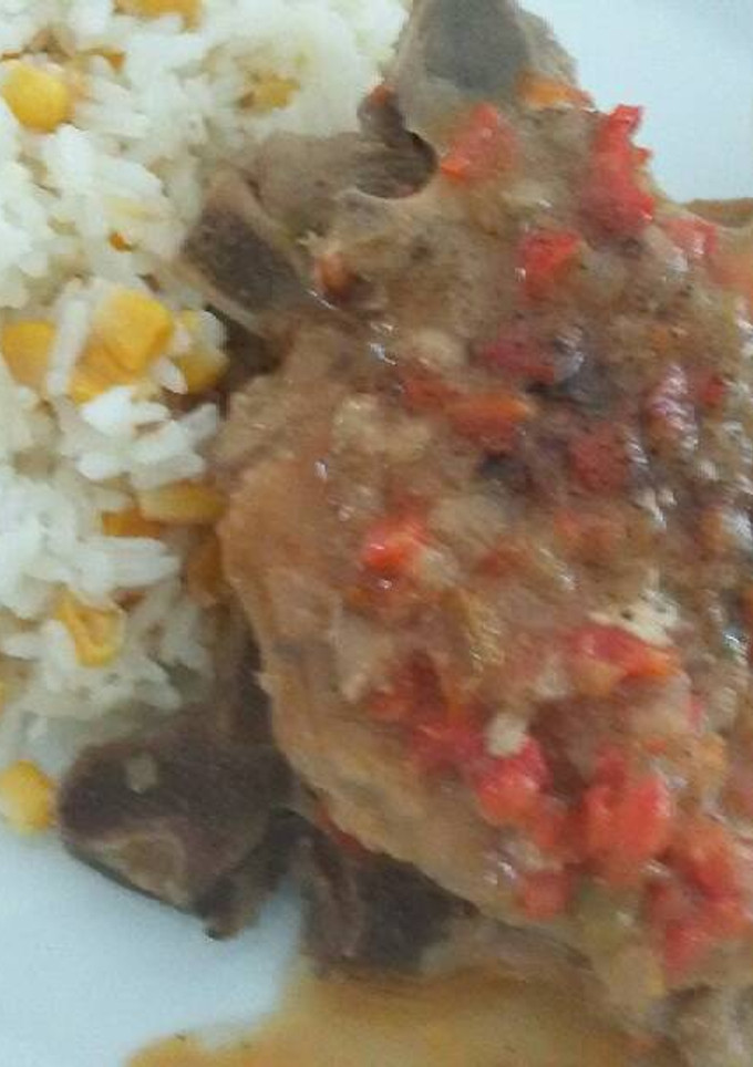 Una foto de Osobuco de cerdo con salsa italiana