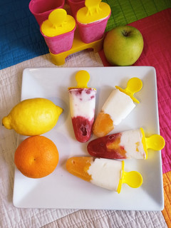 Una foto de Palitos helados de yogurt griego y mermeladas