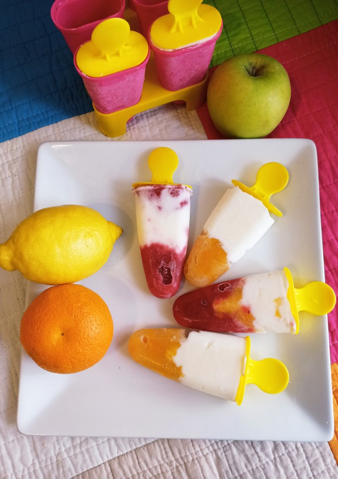 Una foto de Palitos helados de yogurt griego y mermeladas