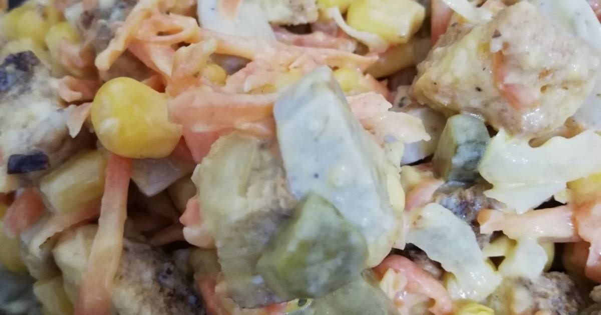 Салат с кукурузой, колбасой и соленым огурцом пошаговый