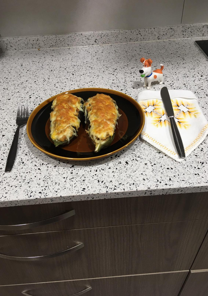 Una foto de Berenjenas rellenas de merluza y gamba