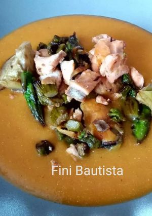 Una foto de Salteado de salmón sobre crema de calabaza