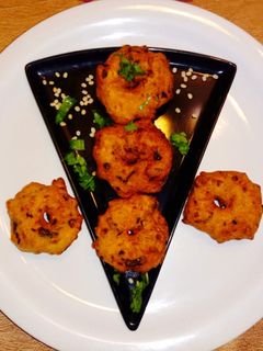 मेदू वडा (Medu vada recipe in Hindi) रेसिपी मुख्य फोटो