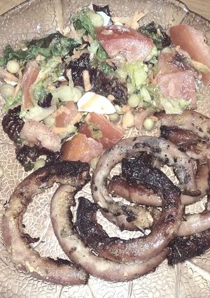 Una foto de Chinchulines con ensalada