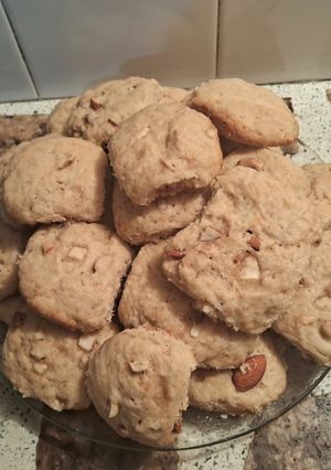 Una foto de Cookies veganas de coco y frutos secos, chocolate blanco