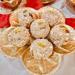 A picture of Makhana dry fruits ladoo.