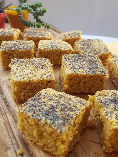Una foto de Cuadrados de avena, naranja y coco con amapolas!