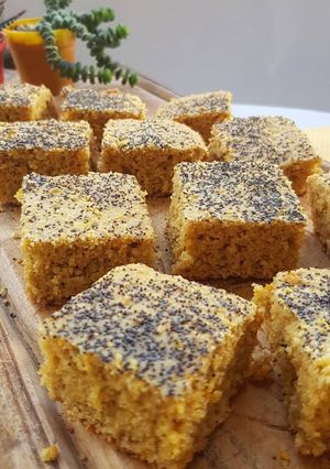 Una foto de Cuadrados de avena, naranja y coco con amapolas!