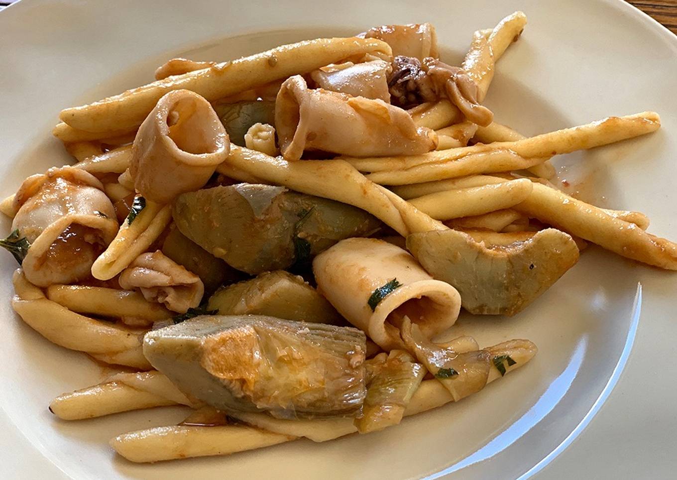 Pasta con calamares y alcachofas