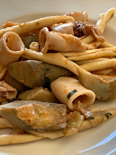 Una foto de Pasta con calamares y alcachofas