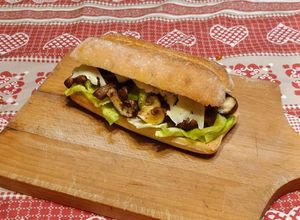 Foto di Panino con kebab di funghi champignon, lattuga iceberg e caciotta dolce