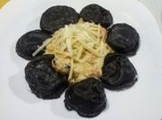 Una foto de pasta rellena con salmon